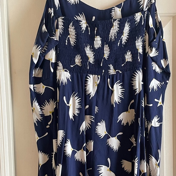 Blue white flowers xxl great condition smoke free home - Picture 2 of 3